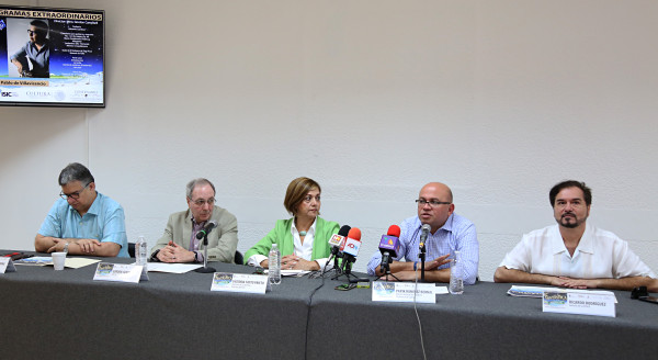 Papik Ramírez, al centro, acompañado de Victoria Tatto, directora de Compañías; Ricardo Rodríguez, Gordon Campbell, Gerente y Director de la OSSLA, respectivamente y José Antonio Lozano, de Jaque al Rey.