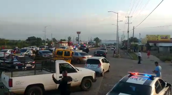 Choca transporte escolar en Culiacán; salen 5 niños lesionados