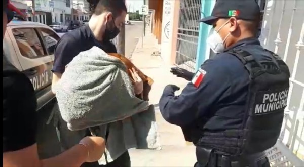 Agentes municipales de Culiacán auxilian a un perrito que tenía una flecha atravesada en el cuello