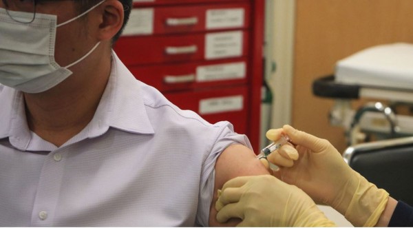 Un hombre recibe la vacuna COVID-19 en Macau,China. Foto: Tomada de news.un.org