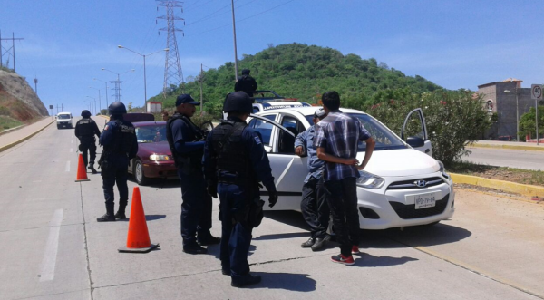 El Frente Cívico Sinaloense considera ilegales los retenes sen carreteras.