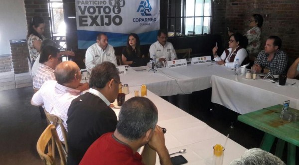 Debaten José Menchaca y Casimiro Zamora; Gloria González Burboa se ausenta