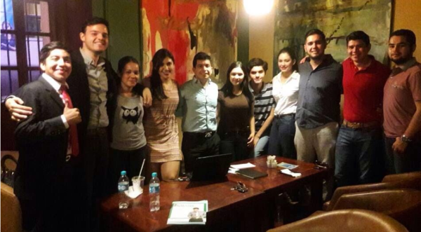 Jóvenes buscan apoyar con útiles escolares a niños necesitados.