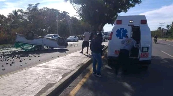 Camioneta cargada de chiles vuelca al sur de Mazatlán y deja dos lesionados
