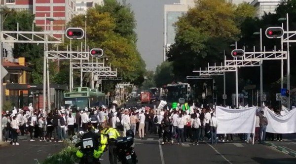 Trabajadores del ISSSTE protestan contra despidos frente al Hospital 20 de Noviembre, en CDMX
