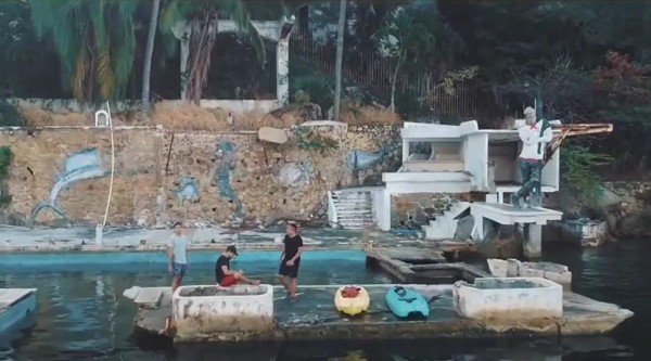 En las tomas destaca una figura gigante de 'Cantinflas' que se encuentra al pie de la bahía. Foto: Instagram @glassofmeth03.