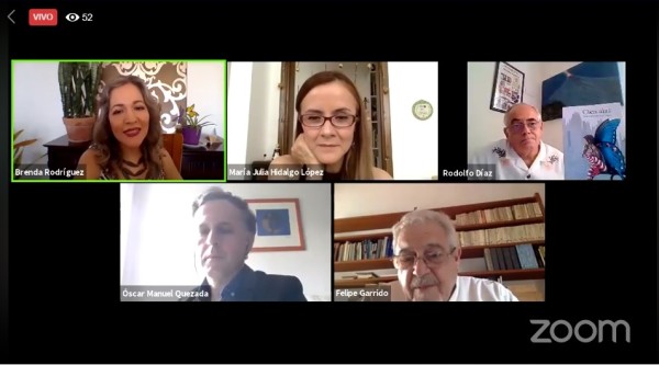 María Julia Hidalgo López acompañada de Felipe Garrido, Rodolfo Díaz Fonseca , Óscar Manuel Quezada y Brenda Rodríguez.