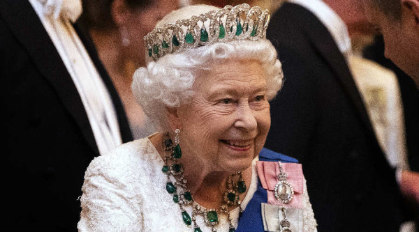 Reina Isabel II firma proyecto de Ley del Brexit