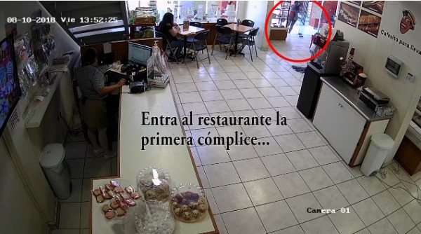 VIDEO: Exhiben en redes sociales asalto a mano armada a mujer, tras retirar fuerte suma de dinero, en Mazatlán