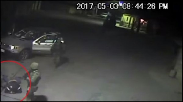 VIDEO muestra a militar dando 'tiro de gracia' a civil en conflicto en Puebla