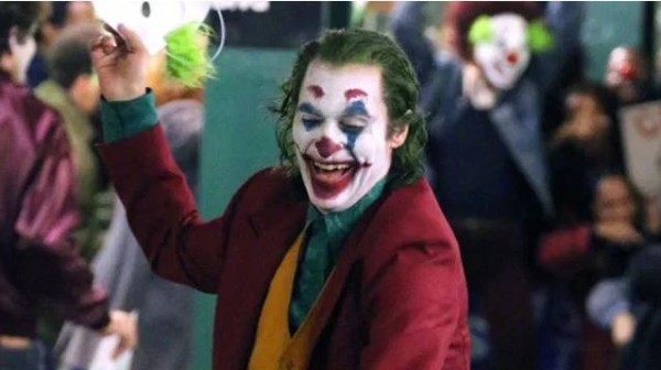 Joaquin Phoenix ahonda en la mente del Joker en el nuevo tráiler del villano de Batman