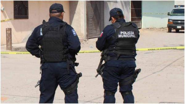 Policías municipales durante un hecho delictivo en Sinaloa.