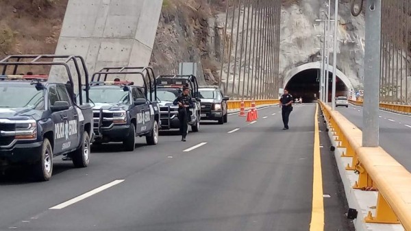 Policías estatales resguardan tramos de Supercarretera Mazatlán-Durango y de la carretera libre