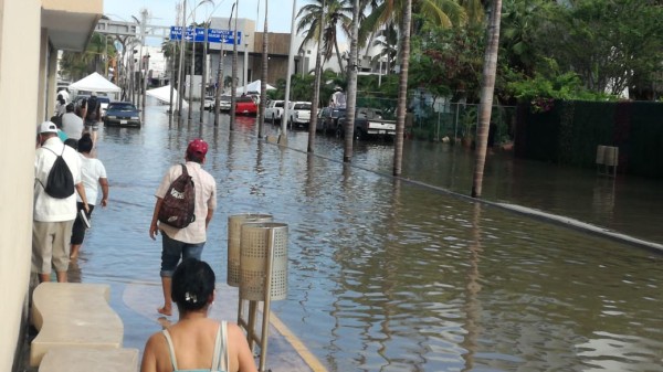 Se inunda Mazatlán con lluvia de la madrugada