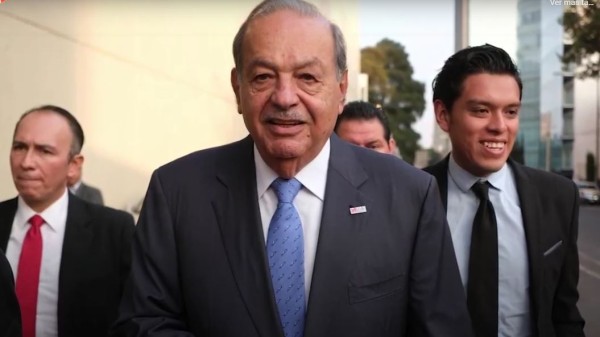 Carlos Slim Helú vio su riqueza disminuida un 2.97 por ciento, pero sigue como el más rico de México, de acuerdo a Forbes. Foto: Tomada del video.