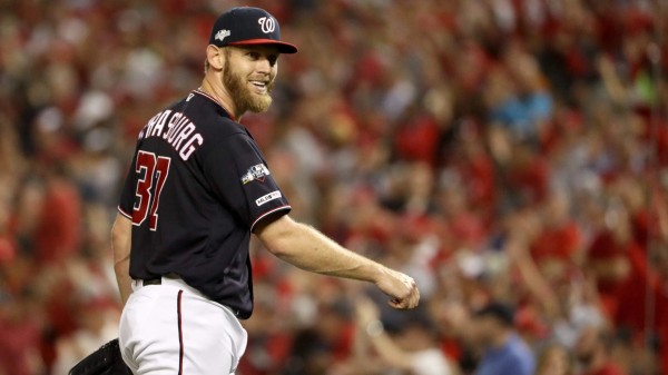 Stephen Strasburg firma pacto récord con Nacionales
