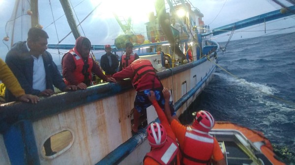 Rescata la Marina a siete pescadores que naufragaron en el mar, cerca de Mazatlán