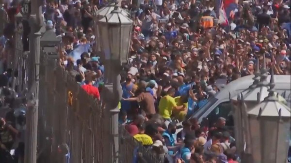 En Argentina se desbordan los funerales de Maradona