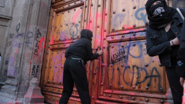 AMLO pide a colectivos que protestan por feminicidios no pintar puertas y paredes