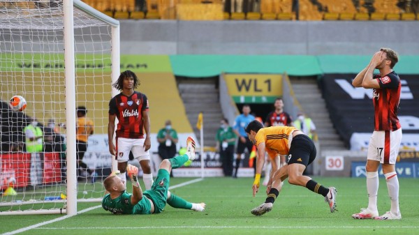 Raúl Jiménez marca su gol. (Foto: Cortesía Premier League)