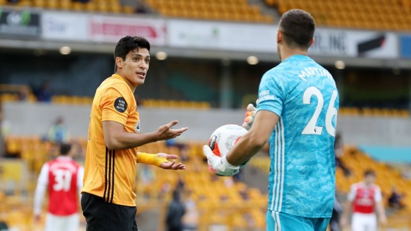 Con anotaciones de Saka y Lacazette, el Arsenal frena al Wolverhampton