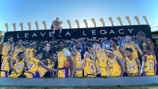 El título de los Lakers se sigue festejando por todo Los Ángeles.