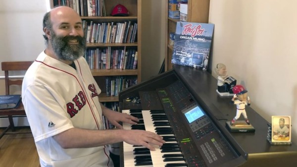 Pianista de Medias Rojas de Boston evoca el beisbol desde casa