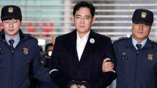 Líder de Samsung es condenado a dos años y medio de cárcel por corrupción