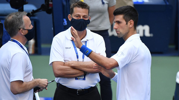 Novak Djokovic habla con los jueces tras el inicdente.