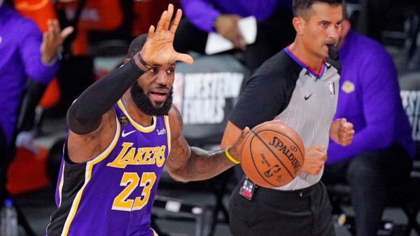 El jugador de los Angeles Lakers LeBron James ha aplaudido este sábado la victoria del candidato demócrata.