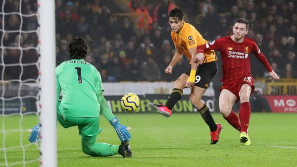 Raúl Jiménez no evita triunfo 14 al hilo del Liverpool en la Premier League