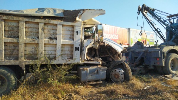 Camión de volteo sin frenos choca contra máquina para construcción en entrada Norte a Mazatlán
