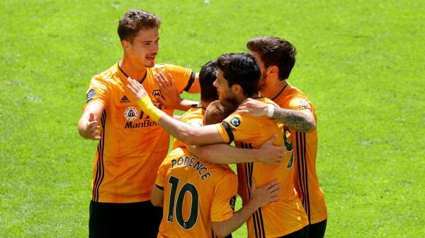 Raúl Jiménez es felicitado por su gol. (Fotos: Cortesía Premier League)