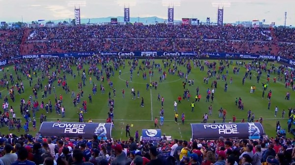 Suspenden juego entre San Luis y Querétaro por violencia en la tribuna