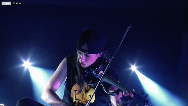 Proyecta Mariana Bo energía pura en concierto que celebra el primer aniversario de Materia