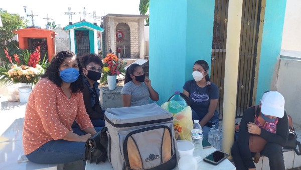 Escuinapenses recuerdan a sus difuntos, con protocolos sanitarios