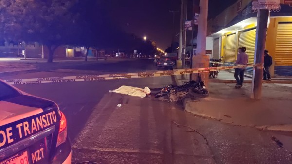 Motociclista pierde la vida en accidente vial, en Mazatlan