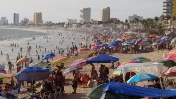 De punta a punta, Mazatlán atrapa a los turistas en sus playas