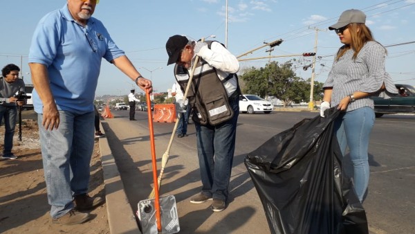 Agarran la escoba y limpian la avenida Clouthier de Mazatlán; es clasificada como una de las más sucias
