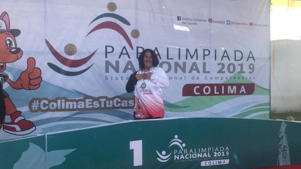 Claudia Aguirre Bustamante luce su medalla dorada.
