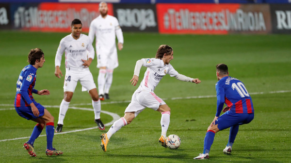 Real Madrid gana 1-3 al Eibar y alcanza el liderato de LaLiga