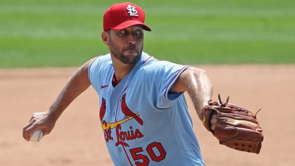 Adam Wainwright ha lanzado sus 15 temporadas en las mayores para los Cardenales.