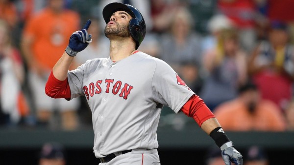 J.D. Martínez pega dos jonrones y Medias Rojas apalea a Orioles