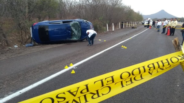 Un hombre es hallado asesinado en un carro volcado, en la Autopista Benito Juárez La Costera