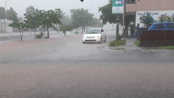 Lluvia dejó carros varados en todo Culiacán