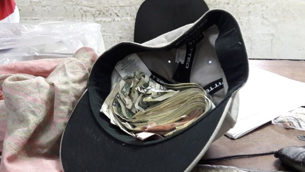 Armas aseguradas y dinero recuperado tras la detención de dos hombres por el asalto violento en una casa.
