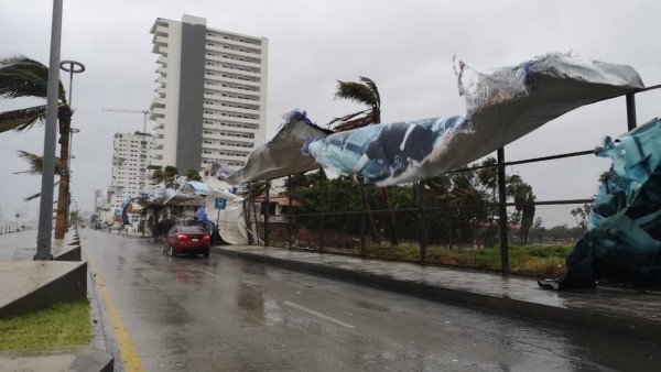 Narda se convierte de nuevo en tormenta tropical y causa estragos en Mazatlán