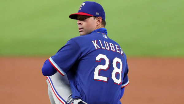 Yanquis acuerdan con Corey Kluber