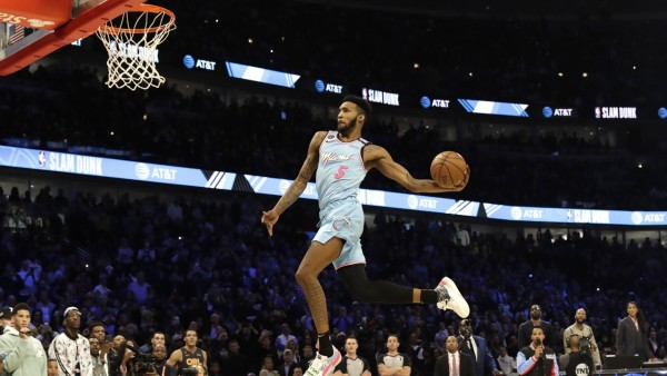 Derrick Jones Jr. gana el Concurso de Clavadas previo al Juego de Estrellas de la NBA.