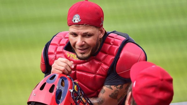 Yadier Molina cree que no quieren que iguale los 10 Guantes de Oro de Bench